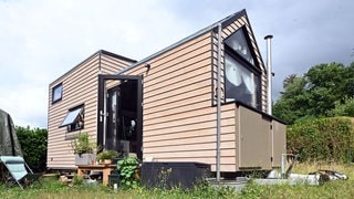 Ein Tiny House steht auf dem Campingplatz Albtal (Kreis Waldshut) in Baden-Württemberg.