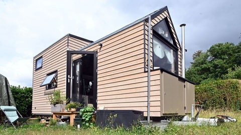 Ein Tiny House steht auf dem Campingplatz Albtal (Kreis Waldshut) in Baden-Württemberg.