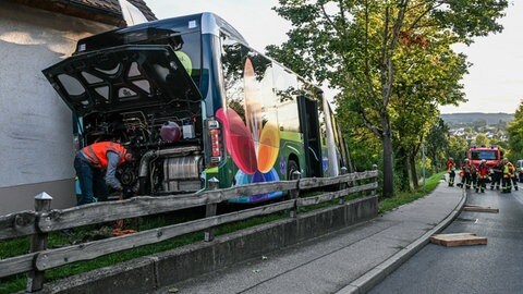 Ein Shuttlebus steht nach einem Unfall hinter einem Gartenzaun an einer Hauswand. Im Ostalbkreis in Ellwangen geriet ein Shuttlebus der Landesgartenschau von der Straße und streifte dabei die Fassade eines Wohnhauses.