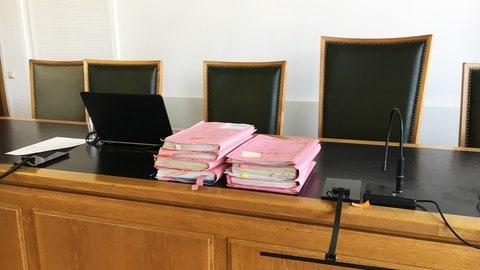 Prozessakten in einem Gerichtssaal des Landgerichts in Frankenthal.