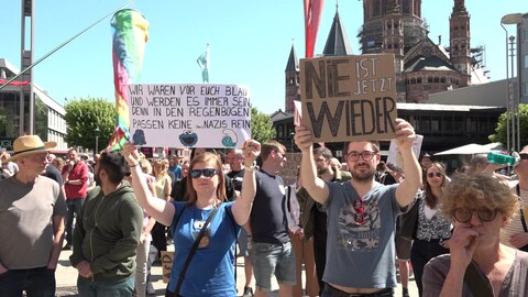 Demonstrierende in Mainz mit Schildern fordern die Einleitung eines AfD-Verbotsverfahrens.