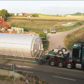 Schwerlasttransporter verkeilt unter A6-Brücke