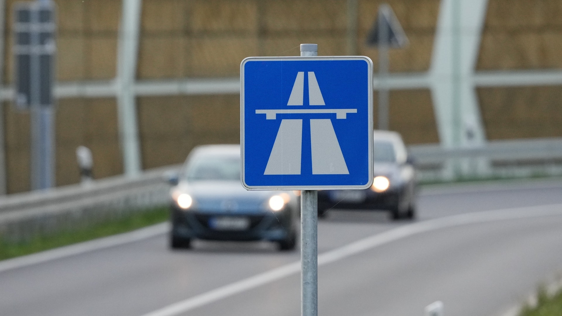 Mutter mit kleinen Kindern im Auto auf A6: Hammer fliegt durch Scheibe