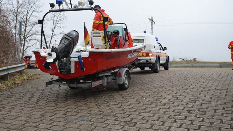 DLRG Boot wird zu Wasser gelassen