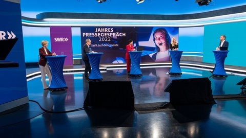 Die Podiumsteilnehmer beim SWR Pressegespräch 2022 im Studio im Funkhaus Stuttgart.