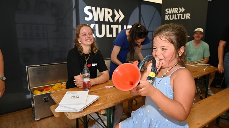 Die SWR Festivalmeile und Festivalbühne auf den SWR Sommerfestival in Speyer.