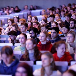 Studierende in einem Hörsaal der Uni Köln: Mehr als 500 Euro müssen Studierende für ein WG-Zimmer zahlen, dazu kommen hohe Kosten für Lebensmittel und Energie. Fachleute fordern eine grundlegende Reform der Studienfinanzierung.