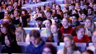 Studierende in einem Hörsaal der Uni Köln: Mehr als 500 Euro müssen Studierende für ein WG-Zimmer zahlen, dazu kommen hohe Kosten für Lebensmittel und Energie. Fachleute fordern eine grundlegende Reform der Studienfinanzierung.