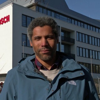 Michael Fiedler, Software-Entwickler aus Waiblingen, im Hintergrund ein Firmengebäude von Bosch