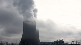 Zwei Kühltürme des Kernkraftwerks Civaux in Civaux, Zentralfrankreich.