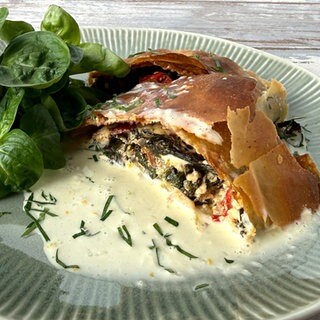 Spinatstrudel mit getrockneten Tomaten und Orangensoße