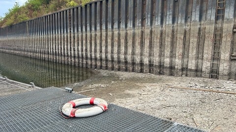 An der Sliprampe im Hafen Neuwied können keine Boote mehr ins Wasser gelassen werden. Die Schienen enden über dem Wasser.