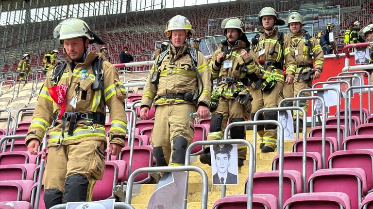 Feuerwehrleute laufen die Treppe des Ftitz-Walter-Stadions in Kaiserslautern runter