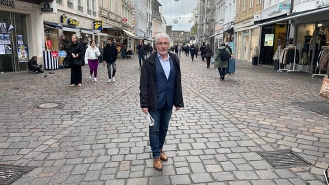 Bernd Steinmetz betreut für die Stiftung Katastrophen-Nachsorge Hinterbliebene und Augenzeugen der Amokfahrt in Trier. Fotografiert in der Trierer Innenstadt.