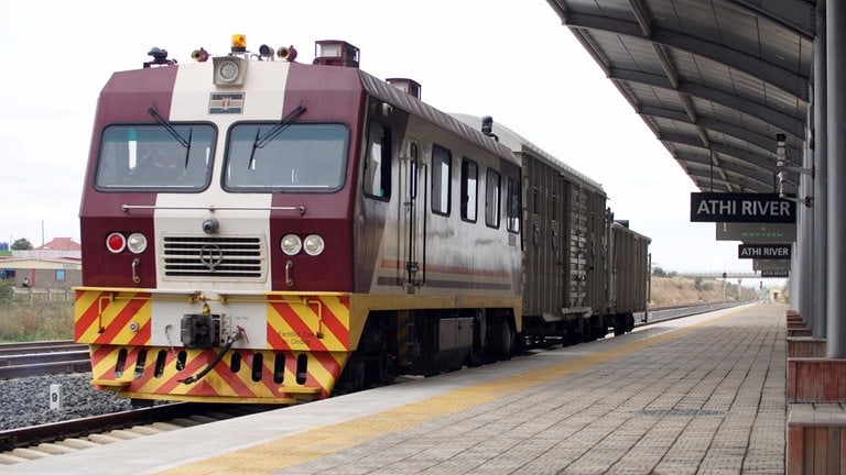 Eine seltene Zugkomposition. Ein Arbeitszug wartet am Bahnsteig in Athi River in der Nähe von Nairobi.