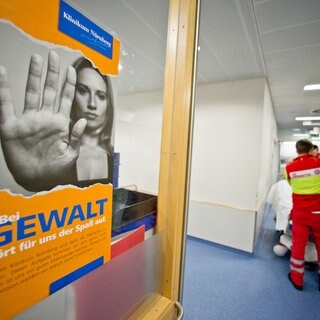 In der Notaufnahme kommt es häufig zu brenzligen Situationen zwischen Patienten und Pflegern. | Gewalt gegen Pflegekräfte