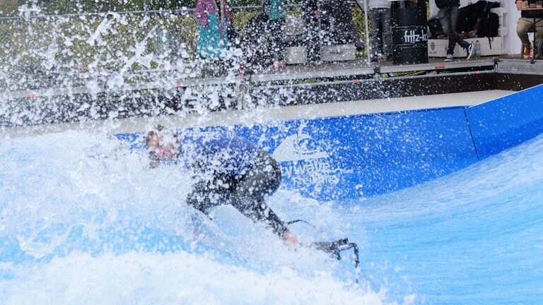 Surfer treten bei der Deutschen Meisterschaft im Rapid Surfen in Freiburg gegeneinander an.