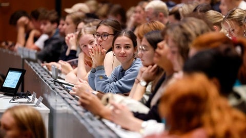 Uni-Hörsaal in Köln. Lehrerinnen und Lehrer haben es gut. So ist die Mehrheitsmeinung- die haben sichere Jobs, viele Ferien, werden gut bezahlt und sind verbeamtet. Aber ist das Lehramt-Studium wirklich auch langfristig ein Beruf mit Zukunft?