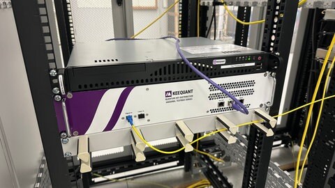 Quantencomputer könnten alle bisherigen Verschlüsselungstechnologien in Frage stellen. Am KIT wurde daher jetzt eine Quanten-Teststrecke eingeweiht, bei der die Daten mit sogenannten Quantenschlüsseln verschlüsselt werden:  Quanteninternet