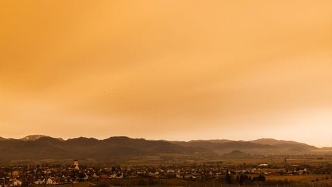 Im März 2022 färbte Saharastaub den Himmel über dem Rheintal im Kreis Breisgau-Hochschwarzwald leuchtend rot.