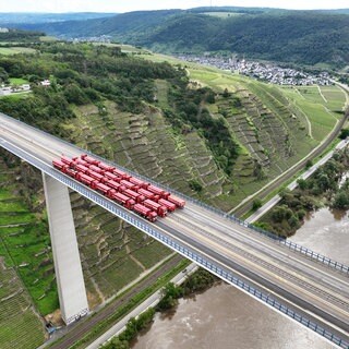 Lastwagen mit einem Gesamtgewicht von 960 Tonnen stehen im Mai 2024 bei einem Belastungstest auf der Moseltalbrücke bei Winningen. Sie ist eine von vielen sanierungsbedürftigen Brücken im Südwesten.