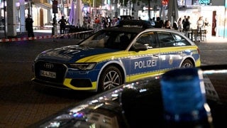 In Ulm hat ein 52-jähriger Mann am Samstagabend mit einem Messer zwei Männer schwer verletzt.