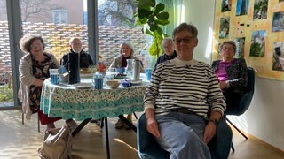 Susanne Hirschberger vor Wohnprojekt "aktiv gemeinsam wohnen" in Ulm