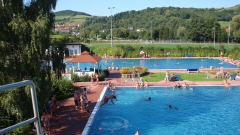 Das Freibad Königsberg in Wolfstein plant die Eröffnung für den 14. Mai.