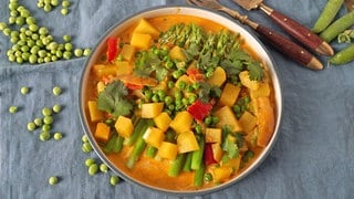 Erbsencurry mit grünem Spargel und Kartoffeln
