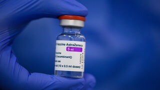 Eine Ampulle mit Impfstoff: Urteil vom BGH: Klage von Mainzerin gegen AstraZeneca wird neu verhandelt