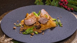 Schweinefilet mit Birnen-Maronen-Gemüse: Der komplette Hauptgang vom Weihnachtsmenü liebvoll auf einem Teller dekoriert.