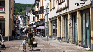 Menschen kaufen in Bad Neuenahr-Ahrweiler ein. Fünf Jahre nach der Flut erholt sich die Wirtschaft im Ahrtal.
