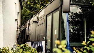 Ein ungewöhnlicher Unfall in Idar-Oberstein: Ein Linienbus ist rückwärts in ein Wohnhaus gefahren. 