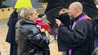 Pfarrer Jan Gruzlak segnet einen Hund beim Tiergottesdienst in Bad Waldsee.
