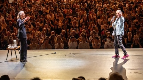 Die kanadische Schriftstellerin Anne Carson und ihr Ehemann Robert Currie beim Poesiefestival Berlin 2026