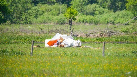 Wrackteile liegen auf einer Wiese: Tödlicher Unfall mit Motorflugzeug und Segelflieger bei Baden-Baden