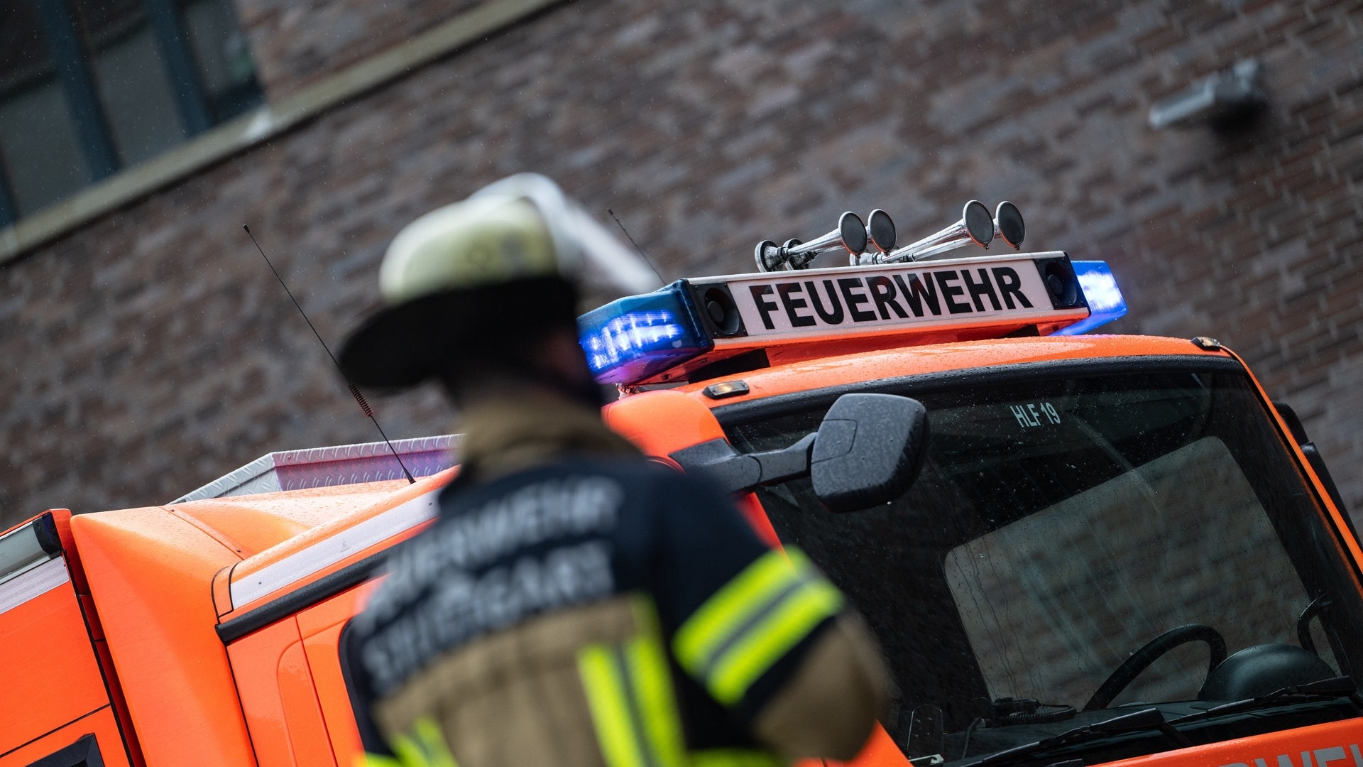 ++ Feuerwehr-Einsatzkräfte befürworten mögliche höhere Altersgrenze ++ Stuttgart und Freiburg weiter im DFB-Pokal