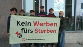 "Kein Werben für Sterben." Eine Gruppe Freiburger Schüler protestiert gegen die potenzielle Einführung der Wehrpflicht.