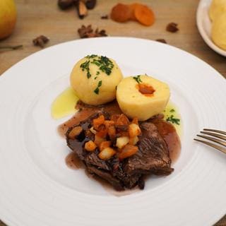 Sauerbraten mit Hagebutten-Knödeln