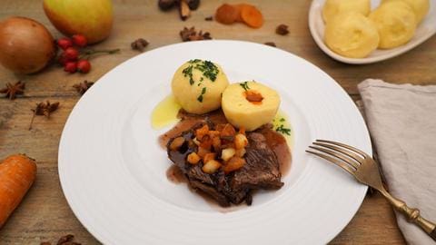 Sauerbraten mit Hagebutten-Knödeln