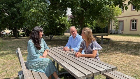 Noch können Susanne Willems (links), Joachim Schäferbarthold und Judith Wörz-Becker (rechts) sich noch entspannt beraten. Es kommt aber viel Arbeit auf die zu.