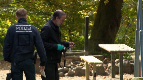 Zwei Polizeibeamte sichern Spuren am Fundort des toten Babys in Maulburg.