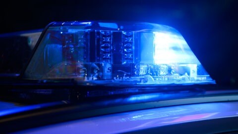 Polizeiblaulicht in der Nacht: Ein 41-jähriger Mann hat laut Polizei in Munderkingen bei einem Unfall eine betrunkene Frau mit seinem Auto erfasst. Er ließ die Verletzte am Unfallort liegen und flüchtete (Symbolfoto).