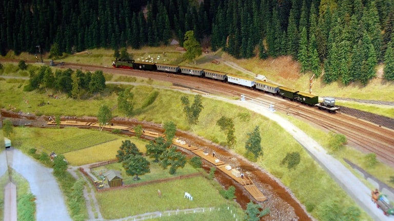 Die Nagoldtalbahn in HO mit Flößern auf der Nagold.