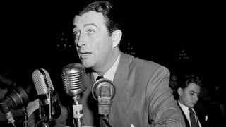 Schauspieler Robert Taylor sagt am 22. Oktober 1947 in Washington, D.C. vor einem Anhörungsausschuss für unamerikanische Aktivitäten aus, der kommunistische Aktivitäten in Hollywood untersucht.