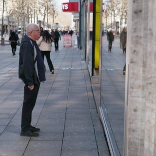 Martin Ade vor einem Schaufenster