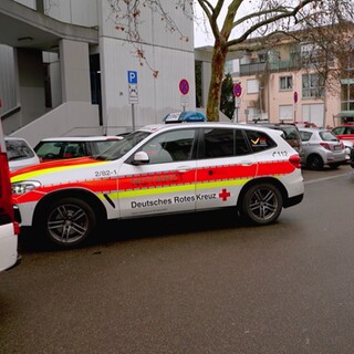 Einsatzfahrzeuge vor der Karolina-Burger-Schule in Ludwigshafen