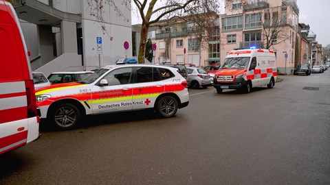 Einsatzfahrzeuge vor der Karolina-Burger-Schule in Ludwigshafen