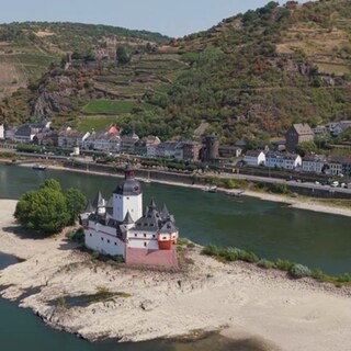 Der niedrige Pegelstand am Rhein führt auch dazu, dass die großen Kreuzfahrtschiffe nicht auf die Mosel übersetzen können. Hier im Bild: die freigelegte Burg Pfalzgrafenstein.