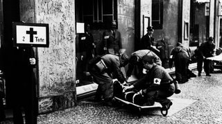 Luftschutzübung in Berlin, 26. Juli 1939: Luftschutzwarte beim Abtransport von zwei "Opfern" 